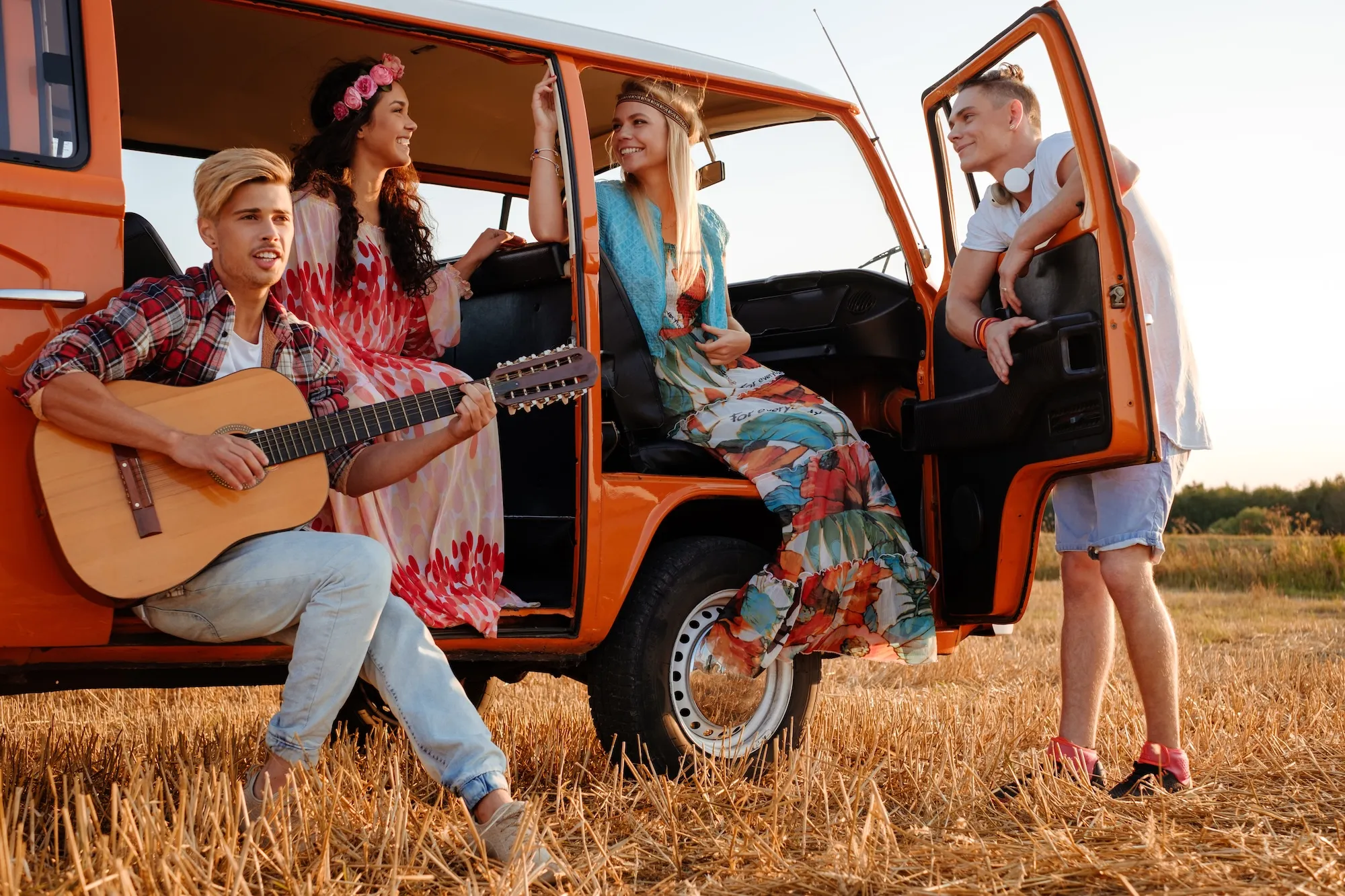 Voyageurs profitant de la vanlife lors d'un road trip