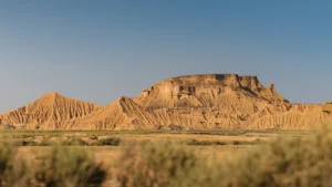 Les mesas ocre du désert des Bardenas Reales en Espagne, étape d'un road trip en van depuis l'Auvergne