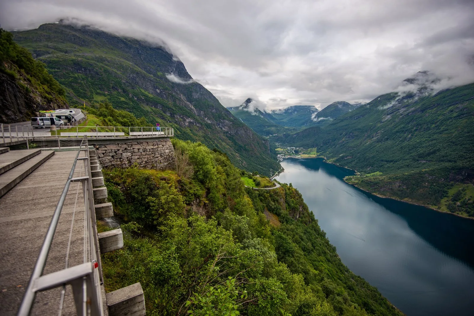 Belvédère panoramique suspendu au-dessus d'un fjord norvégien