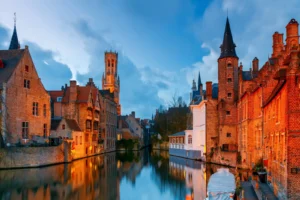 Les canaux de Bruges et ses maisons médiévales au petit matin