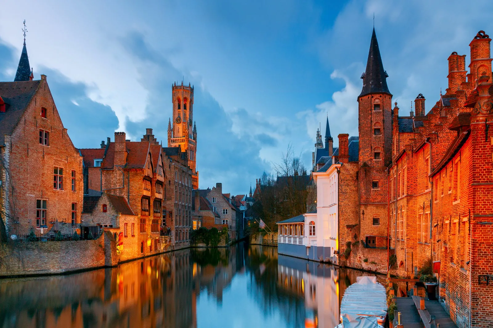 Les canaux de Bruges et ses maisons médiévales au petit matin