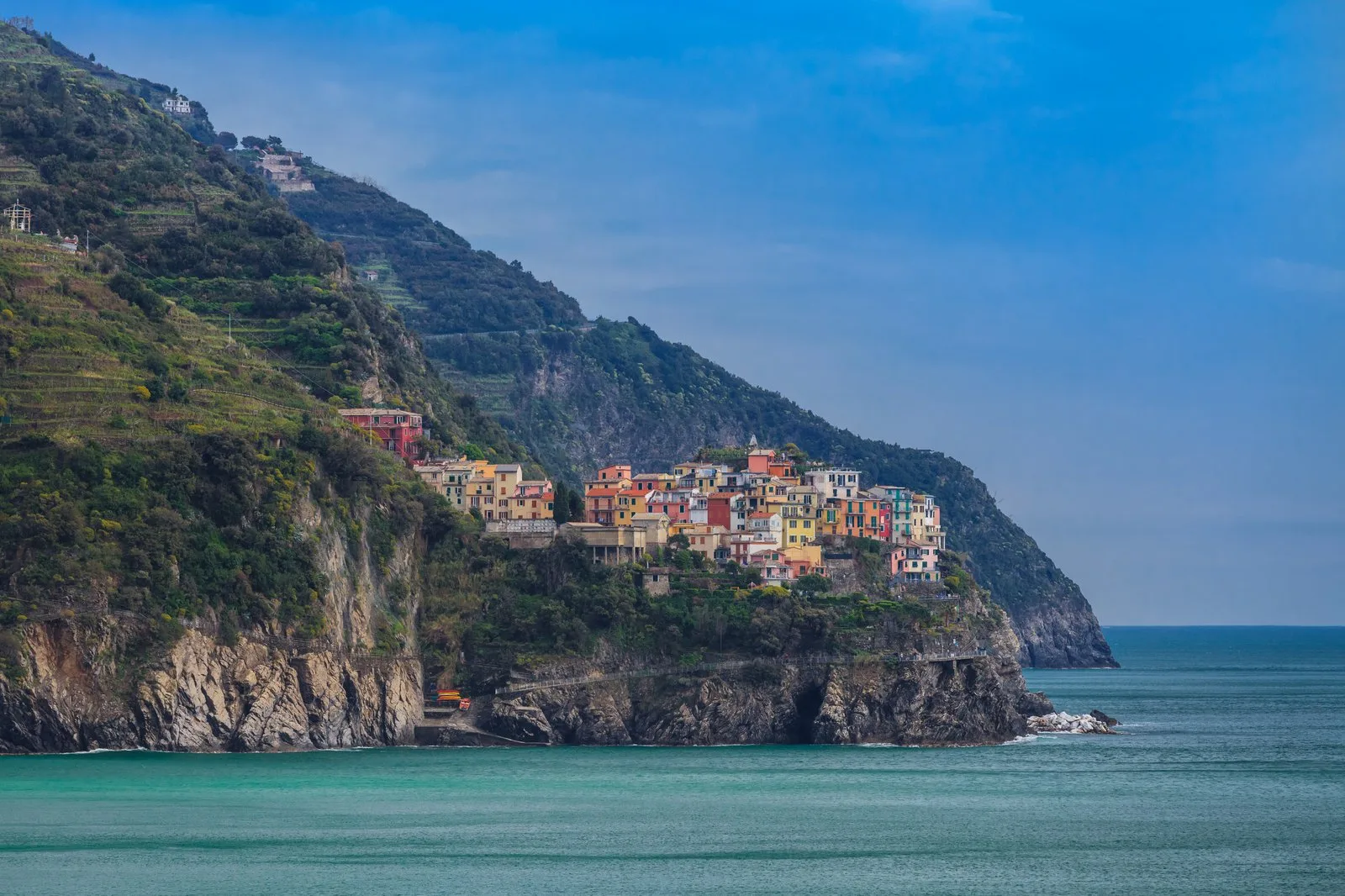 Village coloré des Cinque Terre accroché à la falaise au-dessus de la mer Ligure