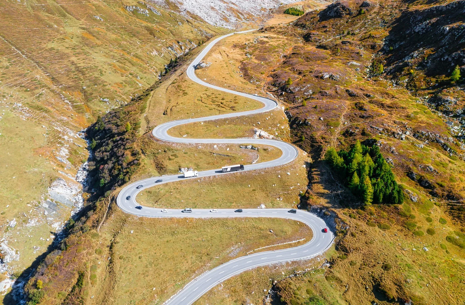 Route en lacets d'un col des Pyrénées sur la route de l'Espagne en van aménagé
