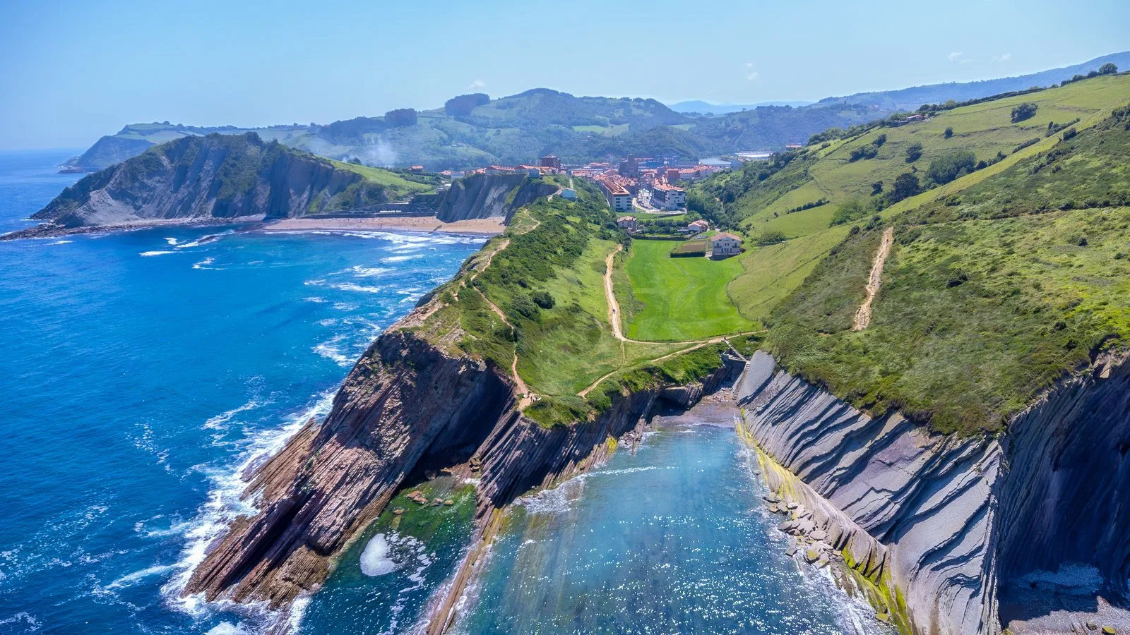 Les falaises de flysch de la côte basque espagnole près de Zumaia
