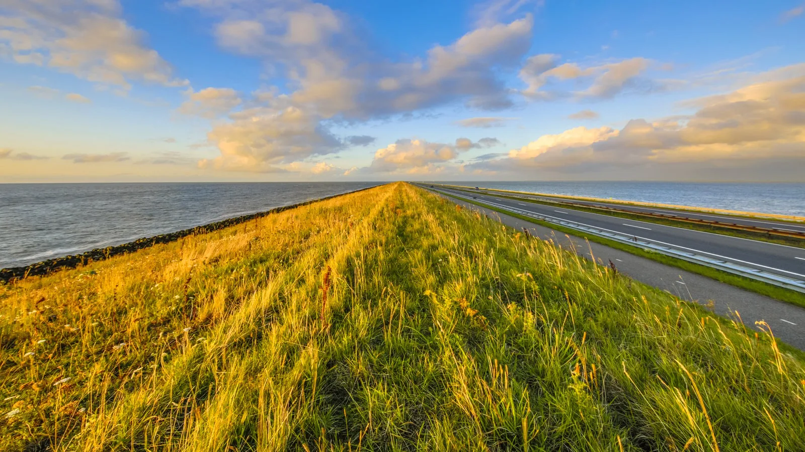 Route sur une digue de Zélande aux Pays-Bas face à la mer du Nord