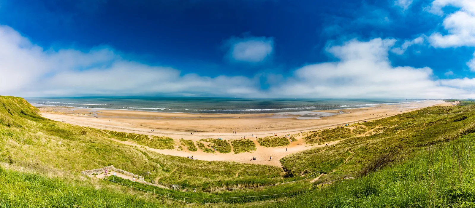 Dunes et grande plage d'une île de la mer des Wadden aux Pays-Bas