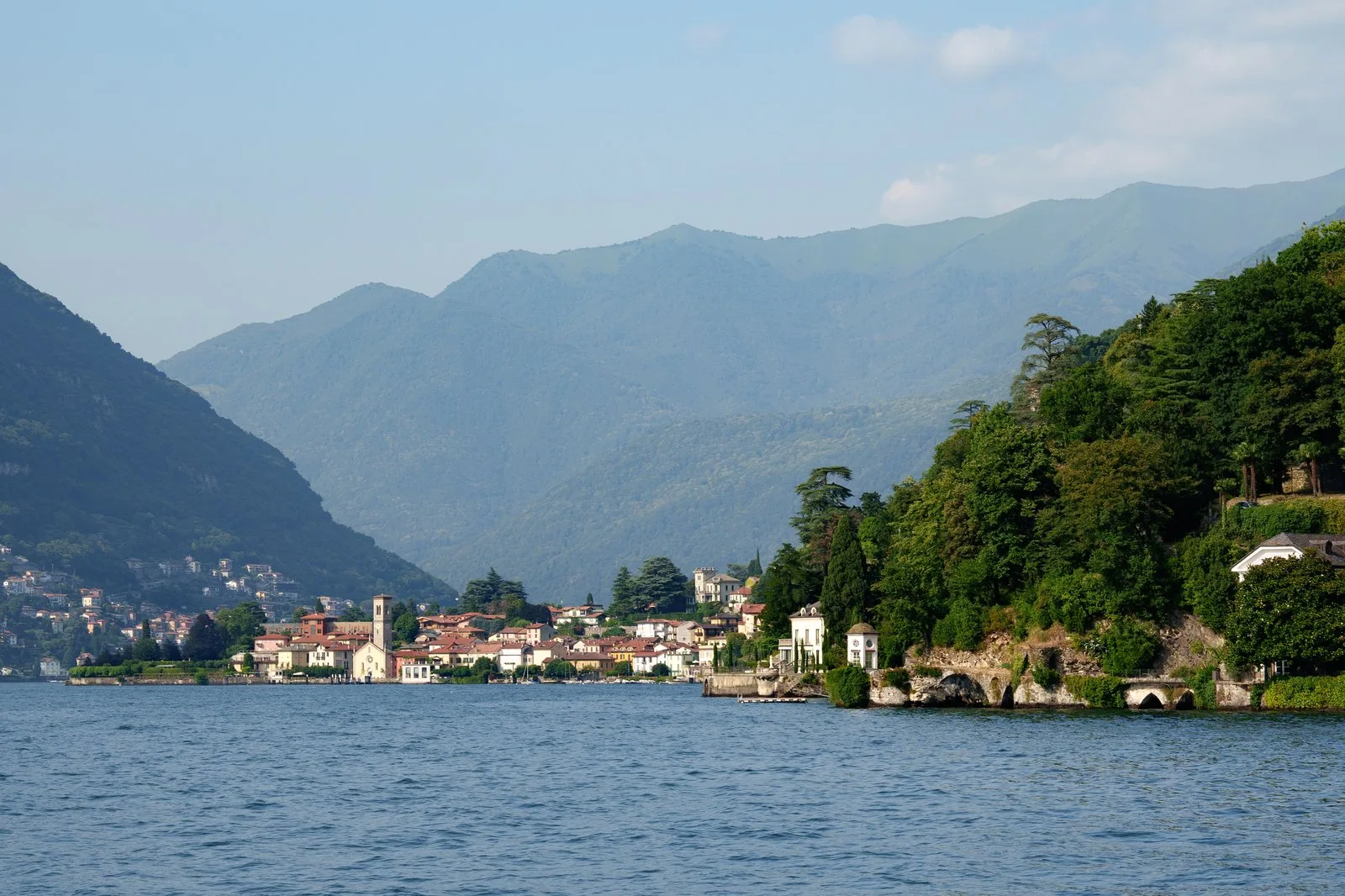Village au bord d'un grand lac italien entouré de montagnes