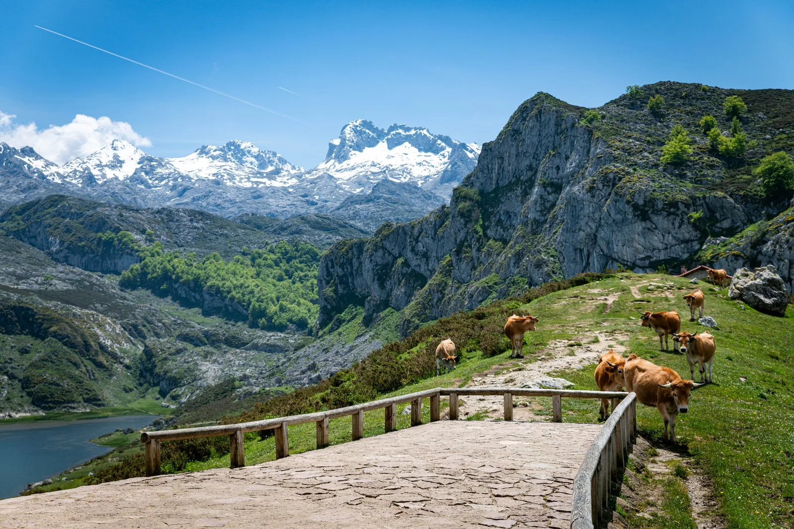 Les lacs de Covadonga et les montagnes des Picos de Europa en Espagne