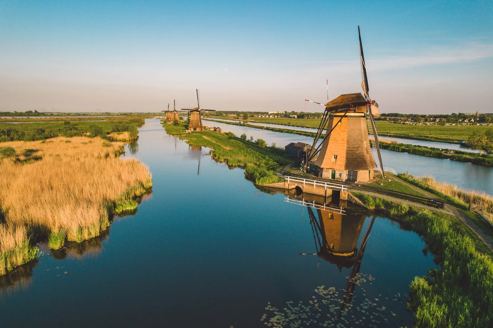 Les moulins classés de Kinderdijk alignés le long du canal aux Pays-Bas
