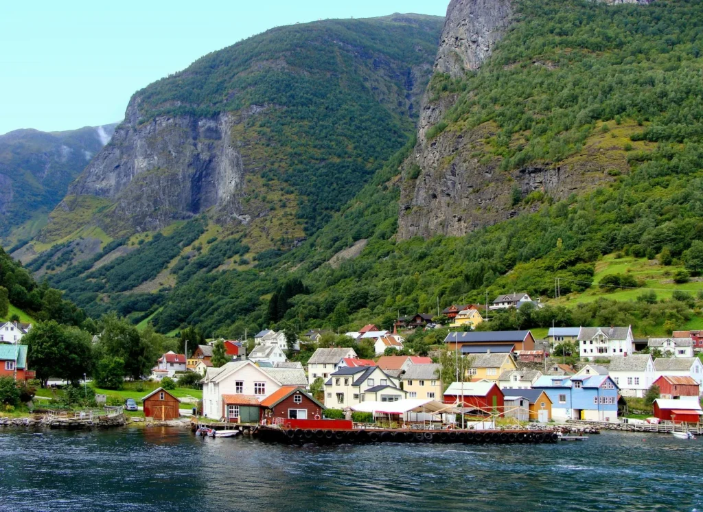 Village au pied des falaises du Nærøyfjord, bras étroit du Sognefjord en Norvège