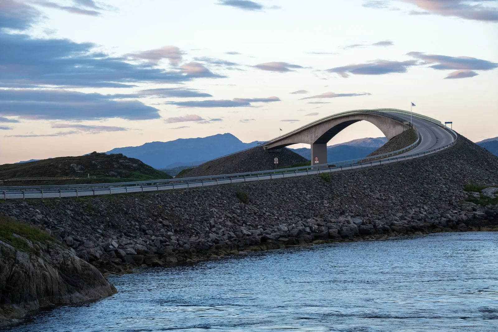 Le pont de Storseisundet sur la route de l'Atlantique en Norvège