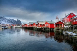 Le village de Reine et ses cabanes de pêcheurs rouges dans les Lofoten en Norvège
