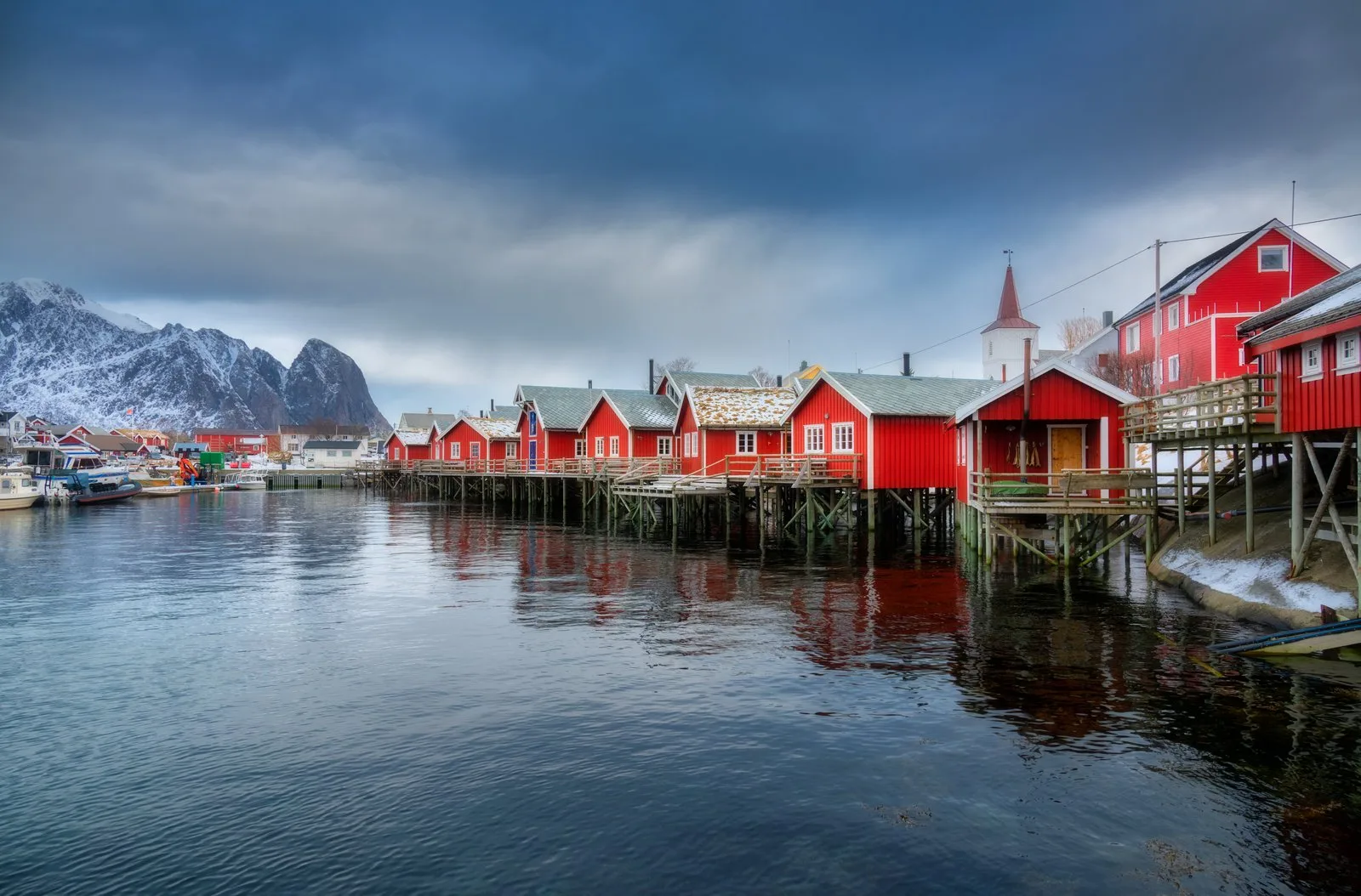 Le village de Reine et ses cabanes de pêcheurs rouges dans les Lofoten en Norvège